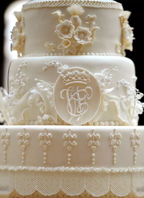 British Wedding Traditions, Kate Und William, Royal Wedding Cake, Middleton Wedding, William E Kate, Kate Middleton Wedding, Prins William, British Wedding, Principe William