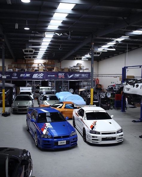 Tuner Garage, Mechanics Aesthetic, Garage Goals, Cars Garage, Garage Design Interior, Nissan Gtr R34, Skyline Gtr R34, Cool Garages, R34 Gtr