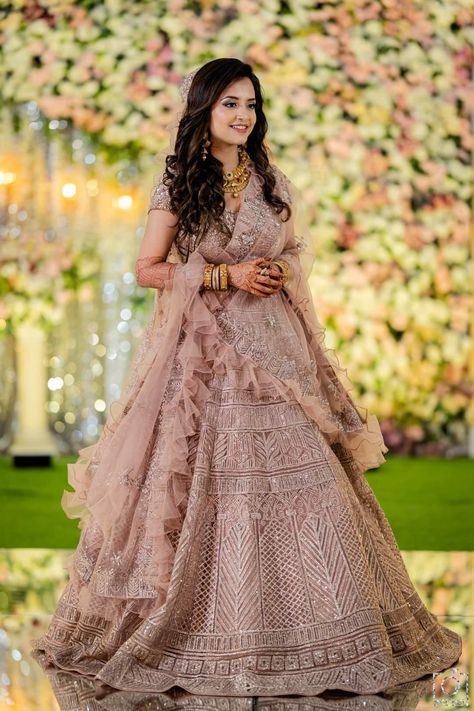 Indian Wedding Lehenga Bridal Pastel, Lahanga Design Latest Bride, Marriage Dress Indian Girl, Indian Gowns Reception, Engagement Looks For Bride, Engagement Lehnga Ideas, Unique Engagement Dress For Bride Indian, Reception Lehenga Bridal Indian, Gown For Engagement Indian