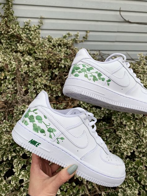 These classic AF1s are personalized with a plant/vine design detail on the side of each shoe (one inner side, one outer side) which will have everyone turning heads. Wallpaper Nike, Custom Nike Air Force, Custom Shoes Diy, Nike Shoes Air Force, Dr Shoes, Nike Shoes Girls, Preppy Shoes, Custom Nike Shoes, All Nike Shoes