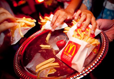 End of Reception McDonald's Fries Appetizer // Photo: Blaine & Bethany Photography Wedding Late Night Snacks, Midnight Wedding, Night Wedding Reception, Wedding Food Menu, Wedding Food Stations, Wedding Snacks, Wedding Reception Favors, Pastas Recipes, Late Night Food