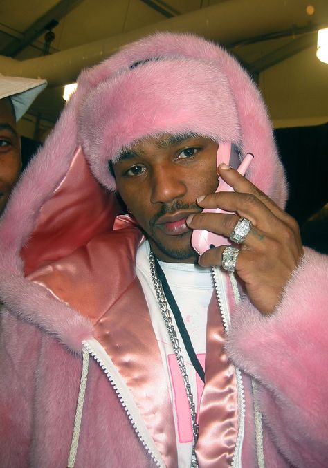 Rapper Cam'ron's iconic light pink fur ensemble, one of the first outfits worn by a male that was representative eof the extravagant rapper lifestyle, and was hyper fluid. c. 2002 Techno Style, Cultura Hip Hop, Looks Hip Hop, Pink Fur Coat, 90s Hip Hop Fashion, Lil Kim, Dapper Dan, 2000s Aesthetic, 90s Hip Hop