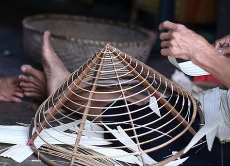 Bamboo Furniture Design, Conical Hat, Bamboo Hats, Vietnam Fashion, Rattan Handbags, Green Woodworking, Bamboo Art, Wood Basket, Bamboo Furniture