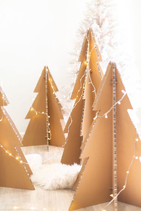 These life-sized cardboard Christmas trees make a major statement but are so easy to create! They're easy to store flat and will last again and again. Perfect winter holiday decor idea for indoor or outdoor. Click for the full tutorial! Cardboard Tree, Cardboard Christmas Tree, Cardboard Christmas, Christmas Tree Lots, Weekend Crafts, Alternative Christmas, Alternative Christmas Tree, Fabulous Diy, Black Christmas Trees