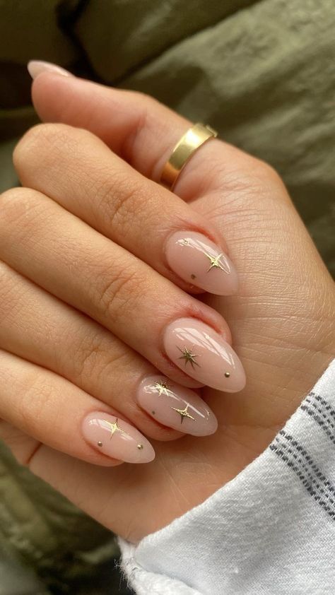 Simple Minimal Nails, Gel Paint Nails Ideas, Gel Nails On Short Nails, Nail Design Oval Shape, Milky Short Almond Nails, Cute Neutral Christmas Nails, Short Almond Nails French Tip Designs, Diy Gel Designs, January Nails Oval