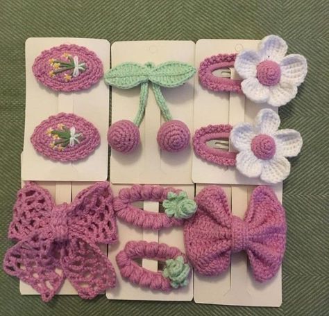 crochet hair pins Crochet Hair Pins, Crochet Flower Headbands, Crochet Store, Crochet Hair Clips, Diy Crochet Bag, Crochet Bows, Crochet Hair Accessories, Haken Baby, Headband Pattern