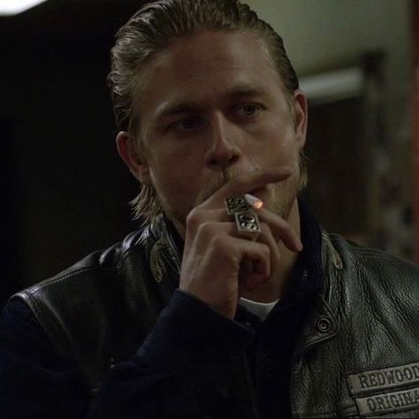 jax teller in sons of anarchy Sons Of Arnachy, Jackson Teller, Sons Of Anarchy Mc, Jax Sons Of Anarchy, Josh Bowman, Sons Of Anarchy Motorcycles, Day Of The Shirt, Jax Teller, Charlie Hunnam