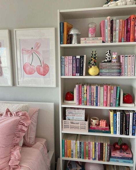 Book Shelves In Bedroom Aesthetic, Libreros Aesthetic, Book Corner Ideas Bedroom, Book Corner Ideas, Bookshelf Inspo, Bookshelf Aesthetic, Bookshelf Inspiration, Corner Ideas, Bookshelf Ideas