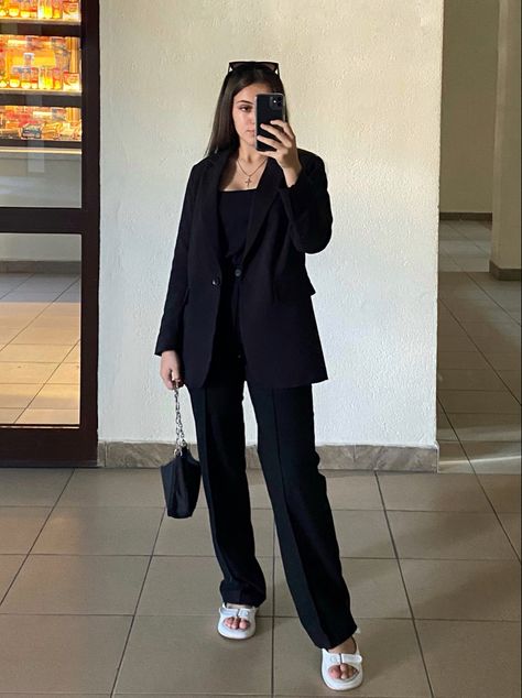 #style #fashion #instagram #warszawa Journalist Outfits Women, Black Suit For Women Aesthetic, Meeting Outfit Casual, Business Meeting Attire, Aesthetic Office Outfit, Blazer Outfits For Women Classy, Women's Business Suits, Outfit Ideas Office, Semi Formal Outfits For Women