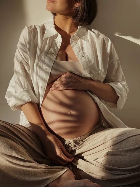 Common Misconceptions About Breastfeeding, According To A Lactation Consultant - The Good Trade Maternity Shoot Outfit, Studio Maternity Shoot, Pregnant Photography, Cute Pregnancy Pictures, Shooting Studio, Pregnancy Skincare, Maternity Photography Poses Pregnancy Pics, Maternity Studio, Photoshoot Studio