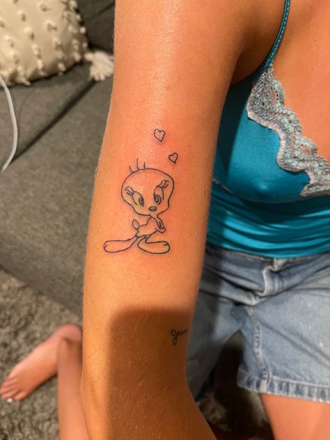 Twitty Bird Tattoo, Small Tweety Bird Tattoo, Tweety Bird Tattoo Black And White, Tweetie Bird Tattoo, Tweety Bird Tattoo, Tattoos Inspos, Tattoo Sketchbook, Swirl Tattoo, Purple Tattoos