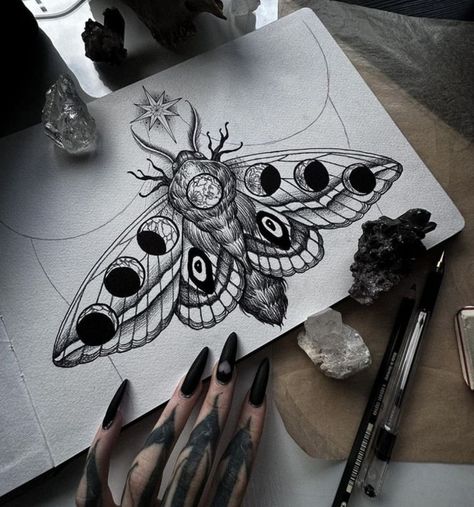 Lunar Moth Tattoo, Tattoo Papillon, Moth Tattoo Design, Tattoo Practice, Insect Tattoo, Tattoo Zeichnungen, Deco Wallpaper, Chest Piece Tattoos, Moth Tattoo