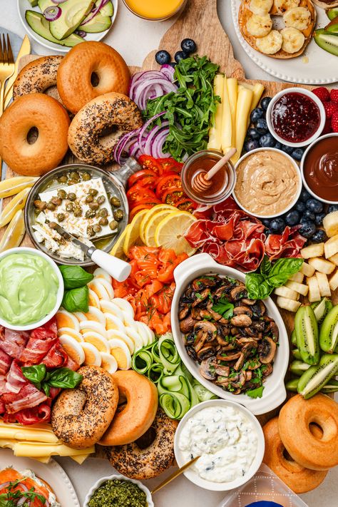 Mini Bagel Charcuterie Board, Bagel Board Brunch, Bagel Charcuterie Board Ideas, Charcuterie Board Gluten Free, Bagel Charcuterie Board, Gluten Free Charcuterie Board, Bagel Wall, Bagel Party, Holiday Brunch Ideas