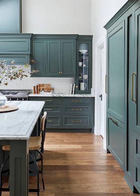 Blue Green Kitchen, Kitchen Color Trends, Top Kitchen Designs, Teal Kitchen, Green Interior Design, Kitchen Decor Inspiration, Kitchen Design Color, Blue Kitchen Cabinets, Green Kitchen Cabinets