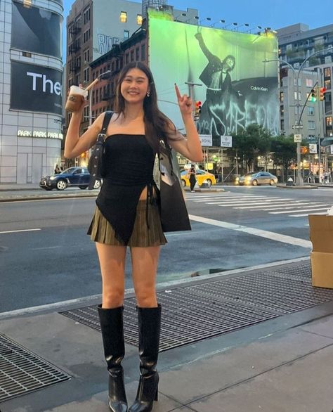 Asian Night Out Outfit, Clubbing Skirt Outfits, Erica Titus Outfits, Kpop Club Outfit, Japan Summer Fits, Concert Ootd Ideas, Erika Titus Outfits, Summer Outfits Kpop, Black Concert Outfits