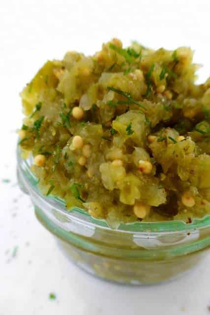 My homemade sweet pickle relish recipe: ready in 5 minutes!! This relish is a great topping for hot dogs, tacos or hamburgers! Sweet Pickle Relish Recipe, Sweet Relish Recipe, Hot Dog Relish Recipe, Cucumber Relish Recipes, Sweet Pickles Homemade, Pickle Relish Recipe, Hot Dog Relish, Make Pickles, Sweet Pickle Relish