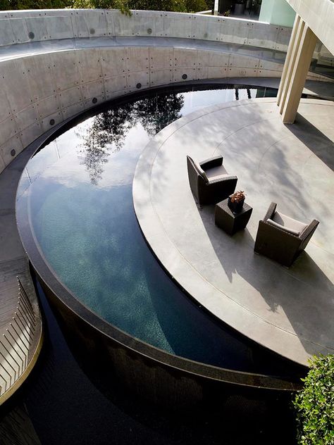 #Piscina infinita, desbordante. // Ultimate modern #pool Moderne Pools, Water Architecture, Piscina Interior, Pool Water Features, Round Pool, Casa Exterior, Dream Pools, Water Element, Swimming Pool Designs