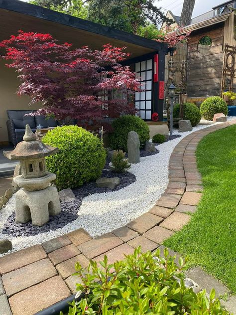 Easy Japanese Garden Ideas, Modern Zen Backyard, Small Outdoor Seating Area Front Yards, Japanese Garden Walkway, Japanese Inspired Front Yard, Japanese Plants Outdoor, Japanese Garden Inspiration, Zen Front Yard, Small Japanese Garden Diy