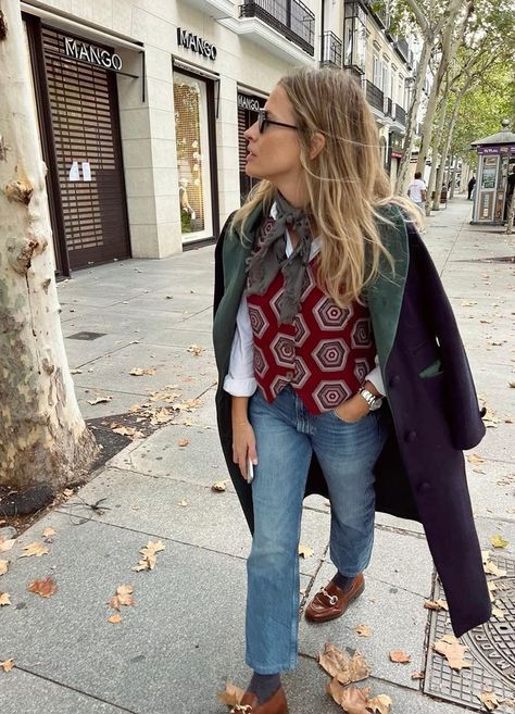 London Style Outfit, Madrid Spain Street Style, Outfits Spain Winter, Street Style Barcelona, Madrid Street Style Spring, Spanish Women Style Outfits, Winter Spain Outfit, Spanish Winter Outfits, Spanish Aesthetic Outfits