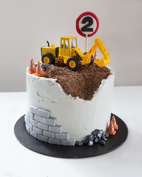 You really can ‘dig in’ to this little boy’s birthday cake with chocolate soil, concrete buttercream, bricks and safety cones modelled from fondant and chocolate candy rocks. Construction Birthday Party Cakes, Digger Birthday Cake, Digger Cake, Construction Birthday Cake, Digger Birthday, Truck Birthday Cakes, Construction Cake, Truck Cake, Truck Cakes