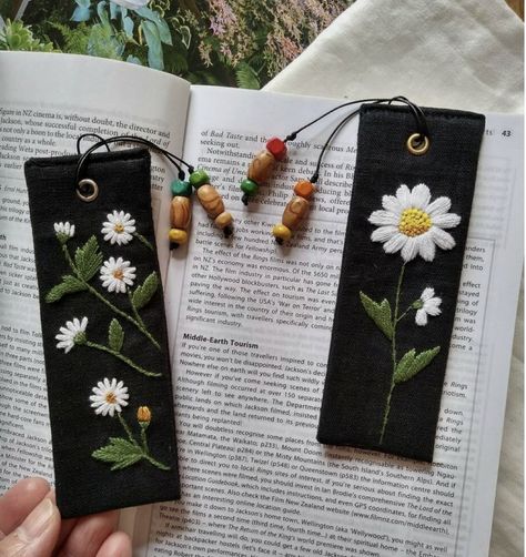 Bookmark Flower, Handmade Bookmarks Diy, Wild Daisy, Felt Bookmark, Flower Bookmark, Daisy Design, Embroidery Book, Hand Embroidery Flowers, Book Markers