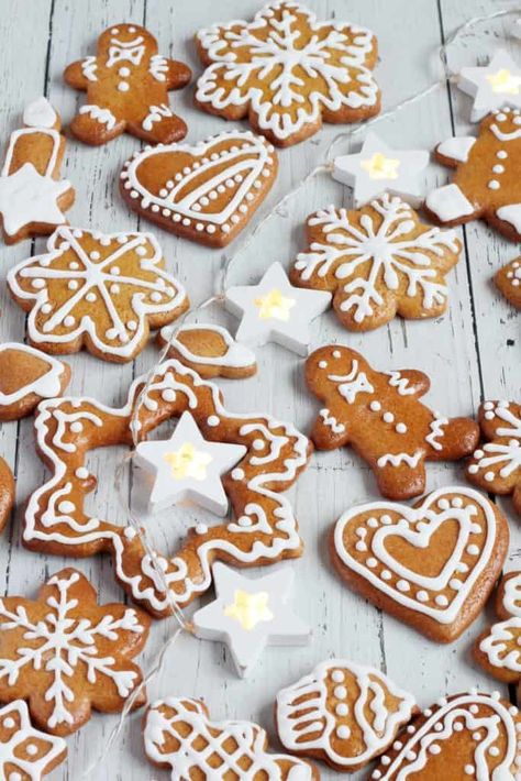 GINGERBREAD SOFT COOKIES - (PERNICKY) - Julia Recipes Icing For Gingerbread Cookies, Ginger Bread Christmas, Cookies With Icing, Bread Christmas, Christmas Cookies Recipe, Italian Christmas Recipes, Gingerbread Dough, Gingerbread Cookies Decorated, How To Make Gingerbread