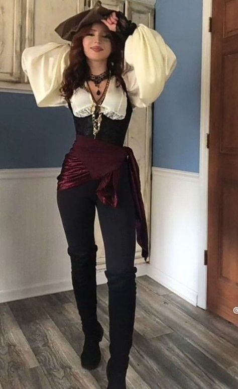 Ren Faire Outfits, Pirate Cosplay, Ren Faire Costume, Pretty Halloween Costumes, Hot Halloween Outfits, Fair Outfits, Pirate Outfit, Concept Clothing, Halloween Costume Outfits