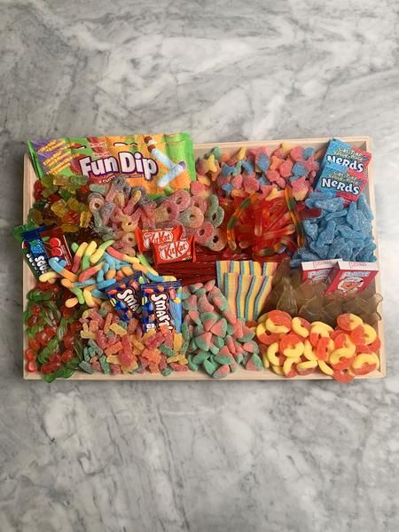 Essen, Candy Platter Ideas, Cinema Snacks, Candy Platter, Sleepover Snacks, Movie Night Food, Candy Tray, Candy Board, Popular Candy