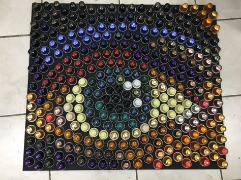 Coffee Capsules Art, Nespresso Pod Art, Nespresso Capsules Art, Recycle Coffee Pods, Coffee Pods Art, Coffee Pods Crafts, Bottle Top Crafts, Lighter Art, Nespresso Coffee Capsules