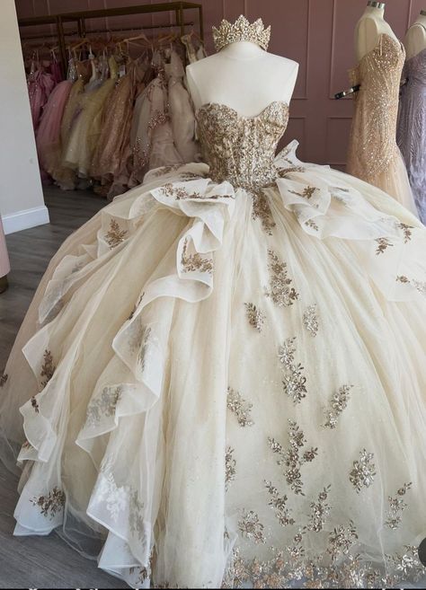 White Quince Dress, Gold Quince Dress, Birthday Party Sweet 16, Champagne Quinceanera Dresses, Quince Dresses Champagne, Gown Birthday, Xv Dresses, Debutante Dresses, Quinceanera Dresses Gold