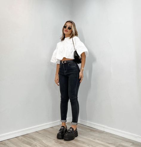 Casual Date Night Outfit Jeans Sneakers, Outfit With Loafers Women, Black Loafers Outfit, Chicago Outfit, Lawyer Outfit, Look Formal, Cold Outfits, Looks Party, Casual Day Outfits