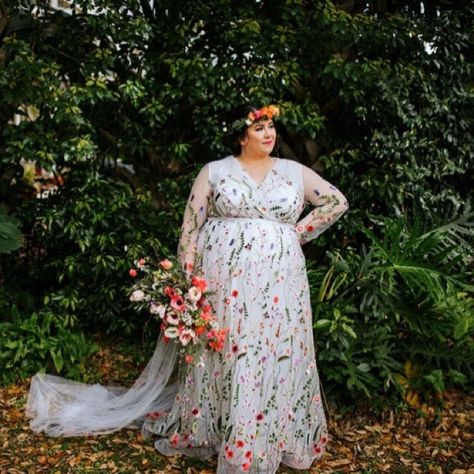 Green Floral Wedding Dress Plus Size Embroidered Flower Bridal | Etsy Wedding Dress With Flowers, Unique Plus Size Wedding Dresses, White Tulle Wedding Dress, Long Gown For Wedding, Floral Wedding Gown, Long Bridal Gown, Plus Size Wedding Dress, Plus Size Brides, Embroidered Wedding Dress