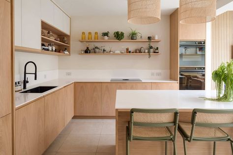 A calming Scandinavian inspired kitchen in London with European Oak paired with white finishes, corian worktops and a bora hob. Modern Oak Kitchen, Scandinavian Interior Kitchen, Kitchen London, Scandi Kitchen, Scandinavian Kitchen Design, Ikea Kitchen Design, Nordic Kitchen, London Kitchen, Sustainable Kitchen