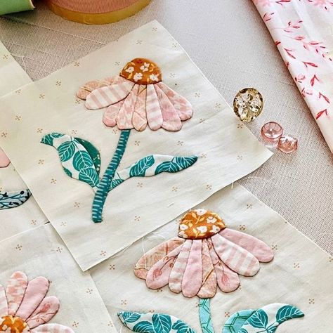 Handmade Applique, Diy Applique By Hand, Quilted Flowers Pattern, Quilts With Applique Ideas, Applique Quilt Blocks, Quilted Applique, Embroidery Blocks Quilts, Applique Mini Quilt Patterns, Vintage Applique