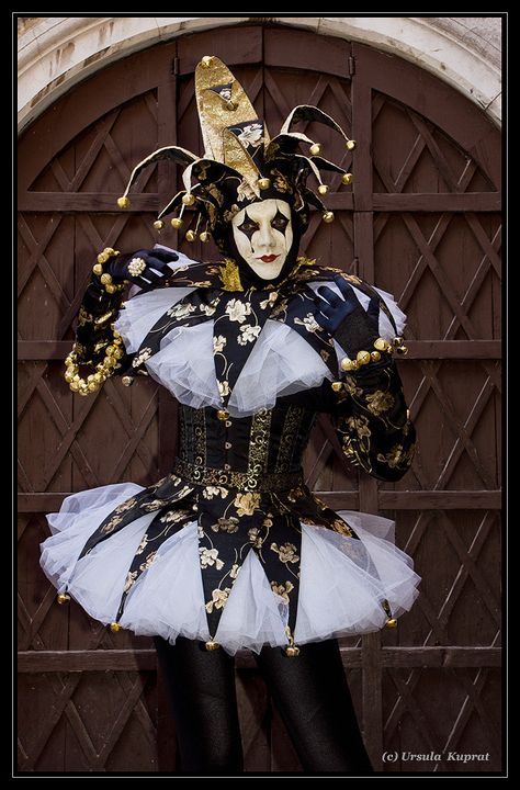 A court jester at Carnival of Venice (2012) wearing black gold and white ~ kuprat | Flickr - Photo Sharing! Jester Outfit, Venice Carnivale, Venice Carnival Costumes, Jester Costume, Costume Carnaval, Pierrot Clown, Dark Circus, Venice Mask, Venetian Carnival Masks