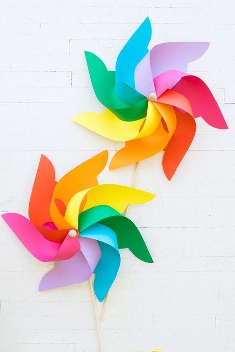 DIY Giant Rainbow Pinwheels. Rainbow Pinwheels, Giant Pinwheel, Diy Spinning Wheel, Paper Pinwheels, Diy Pinwheel, Pinwheels Paper, Oh Happy Day, Diy Upcycling, Paper Toy