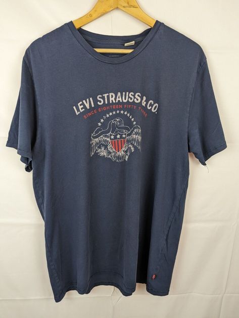 This Levi Strauss & Co men's T-shirt in blue is a stylish addition to any wardrobe. With short sleeves and a regular fit, it is perfect for all seasons, whether it's autumn, summer or spring. The XL size ensures a comfortable fit for most men, while the machine-washable fabric makes it easy to care for. The T-shirt is from a trusted brand and is not vintage or handmade. It is suitable for personalisation, if desired. The garment care instructions and the shirt's colour are also included in the aspects. This item is listed in the Clothes, Shoes & Accessories category under Men's Clothing and Shirts & Tops subcategories. Sold as seen see pics from a smoke free pet free home. Men's Clothing, Levi Strauss & Co, Levi Strauss, The Clothes, Fancy Dresses, Autumn Summer, All Seasons, Men's T Shirt, Mens T