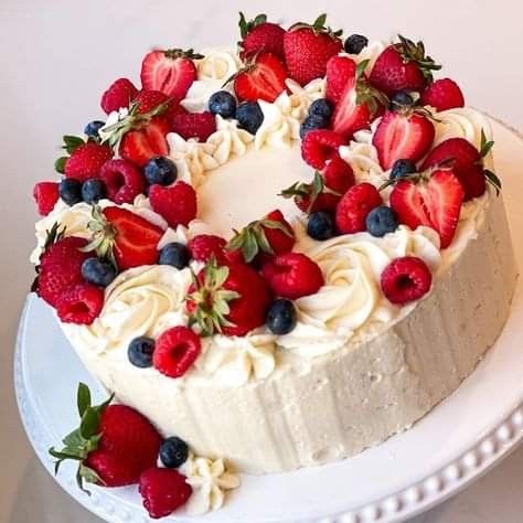 Berry Cake Ideas, Berry Chantilly Wedding Cake, Berry Decorated Cake, Birthday Cake Berries, Birthday Cake With Fruit Decoration, Chantilly Cake Decoration, Cake Decorating With Fruit, Birthday Cake With Berries, Berry Cake Decoration