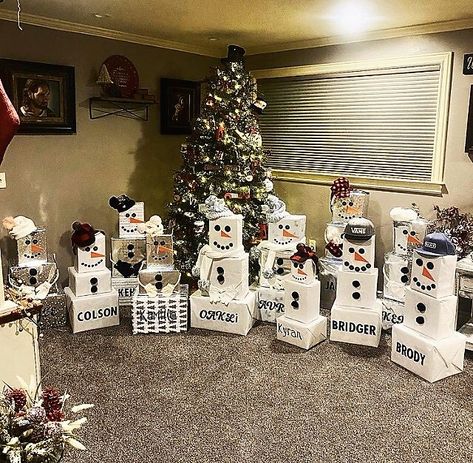 3 Box Christmas Gift, Christmas Present Snowman Idea, Christmas Gift Snowman, Snow Man Present Tower, Snowmen Christmas Presents, Snowman Christmas Wrapping Ideas, Snowman Present Stack, Christmas Present Snowman, Snowman Stacked Presents