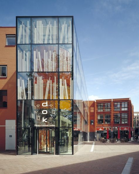 Mediatheek Delft by Dok Architecten, it's a library that looks like a bookshelf http://www.cavendishsq.com/ Interior Library, Public Library Design, Architecture Cool, Retail Facade, Retail Architecture, Library Architecture, Glass Facades, Library Design, Building Facade