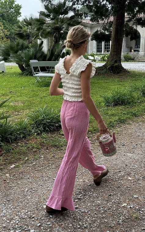 French Girls
French Street Style 
#ParisiansInParis Estilo Ivy, Pants And Top, Quoi Porter, Trends For 2024, Modieuze Outfits, Stockholm Fashion, Summer Pants, Mode Inspo, Looks Vintage