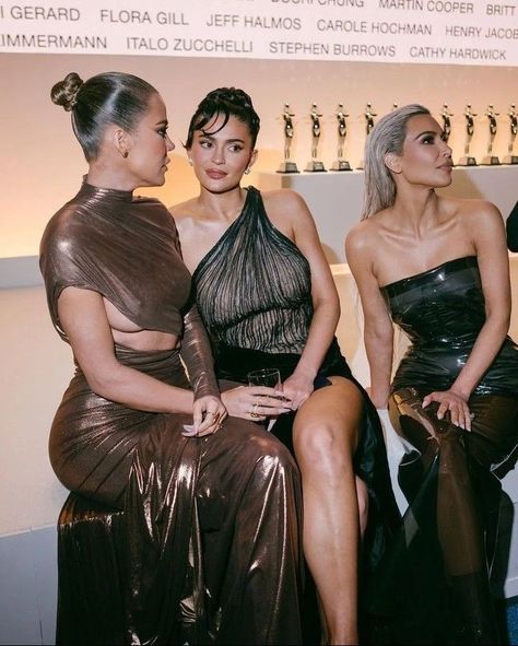 Kylie Photoshoot, Kylie And Khloe, Kylie And Kim, Kylie Jenner Hair Color, Kim And Kylie, Kylie Jenner Hair, Kylie Jenner Instagram, Silk Dressing Gown, Kylie J