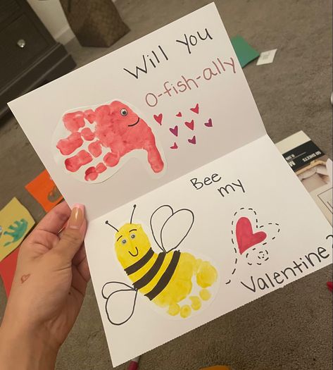 Valentine’s Day Infant Handprint and Footprint Art DIY Card “Will You O-Fishally Bee My Valentine” ❤️ Vday Crafts, Baby Art Crafts, Bee My Valentine, Preschool Valentine Crafts, Toddler Valentine Crafts, Infant Art, Holiday Crafts Gifts, Cute Valentines Card, February Crafts