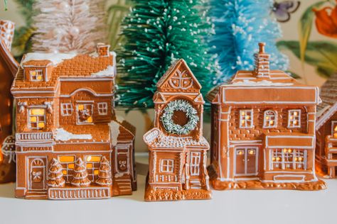 How to Make My VIRAL Gingerbread Houses from Thrifted Christmas Village Houses (Pottery Barn Dupe!) – Casa Watkins Living Gingerbread Village Display Ideas, Gingerbread Kitchen Christmas, Diy Gingerbread Village, Gingerbread Christmas Village, Thrifted Christmas, Ginger Bread House Diy, Gingerbread Diy, Diy Christmas Village, Diy Spray Paint