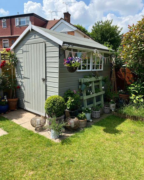 Ronseal Garden Paint, Painted Garden Sheds, Cottage Garden Sheds, Painted Shed, Shed Landscaping, Shed Decor, Garden Pallet, Back Garden Design, Pallet Planter