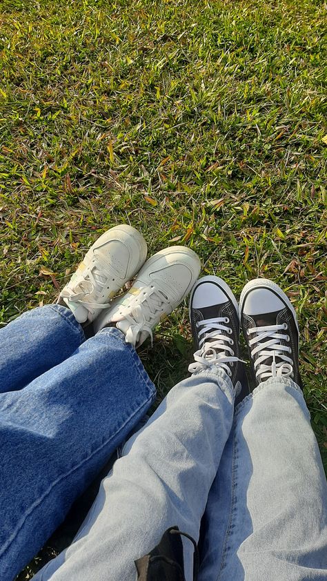 Hangout with friends , best friend pics , shoe aesthetic best friend aesthetic garden aesthetic , pic ideas photo ideas with friends , converse pics , converse aesthetic , aesthetic photos aesthetic pics , best friend  pic ideas garden core picnic photo ideas, shoe photo ideas , aesthetic shoe pic grass pic Grade Goals, Fake Photo Sick, Friends Group Photo, Friend Wallpaper, Bestie Things, Friends Hanging Out, Snap Friends, Hanging With Friends, Self Portrait Poses