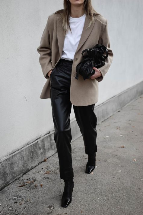 Beige Blazer Outfit, Leather Trousers Outfit, Lederhosen Outfit, Look Zara, Blazer Outfits Casual, Fest Outfits, Leather Pants Outfit, Tutorial Hijab, Style Fitness