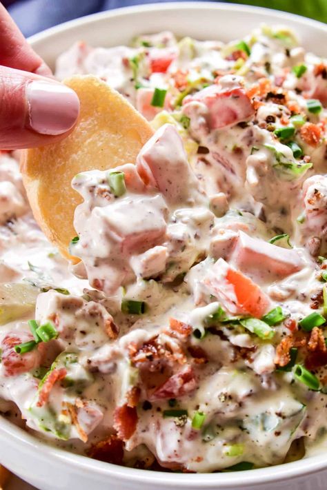 Your favorite sandwich... in dip form! This BLT Dip is an easy, delicious party favorite that's made with just a handful of simple ingredients! Blt Dip Recipe, Rotel Recipes, Easy Pasta Dinner Recipes, Blt Dip, Chicken Blt, Layered Salad Recipes, Sour Cream Dip, Easy Pasta Dinner, Layered Salad