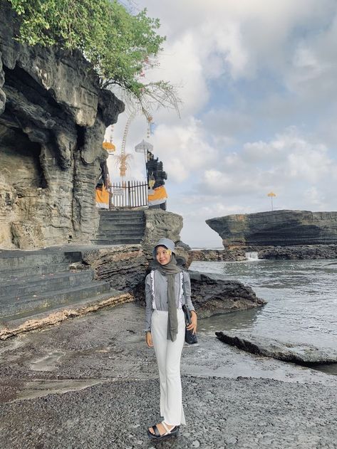 𝐅𝐨𝐥𝐥𝐨𝐰, 𝐑𝐞𝐤𝐨𝐦𝐞𝐧𝐝𝐚𝐬𝐢 𝐎𝐮��𝐭𝐟𝐢𝐭 𝐇𝐢𝐣𝐚𝐛 𝐈𝐧𝐬𝐩𝐨 !! #hijabindokece #explore #photoshoot #hijabblogger #ootdhijabindonesia #hijablookbook #hijabmurah #muslimah #Voucher #folowme Ootd Pantai Bali, Ootd Bali Hijab, Ootd Topi, Outfit Study Tour, Beach Outfit Hijab, Outfit Bali, Grey Hijab, Outfit Muslim, Digital Wedding Invitations Design