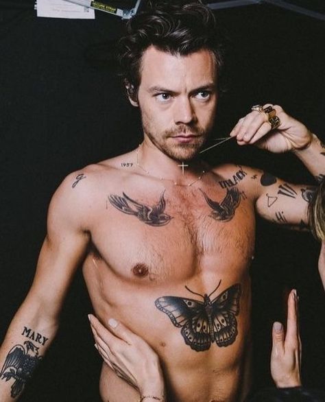 Harry Styles Shirtless, Harry Styles Photoshoot, Harry Styles Tattoos, Harry Styles Hot, Holmes Chapel, Harry Styles Cute, Harry Styles Wallpaper, British Boys, Harry Styles Pictures